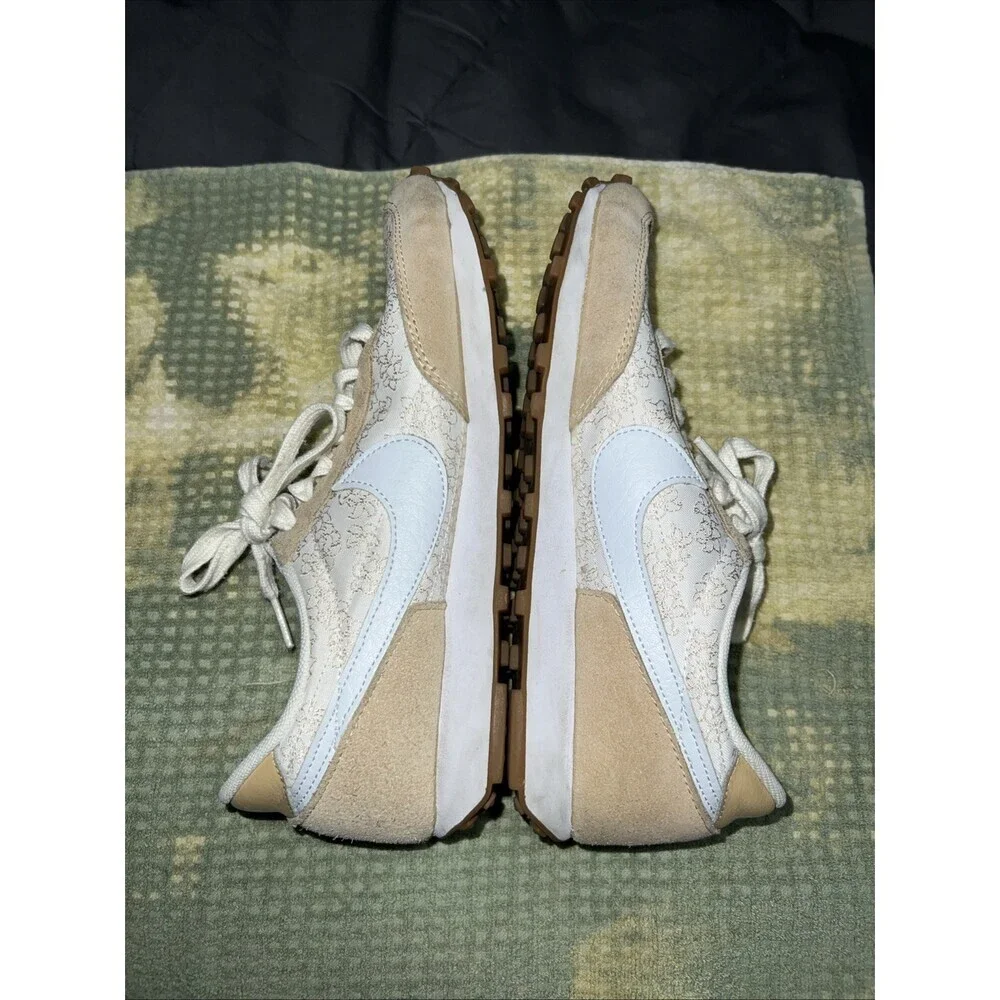 Nike Daybreak DR5556-200 Women’s Size 7.5 Beige Floral Suede Retro Waffel